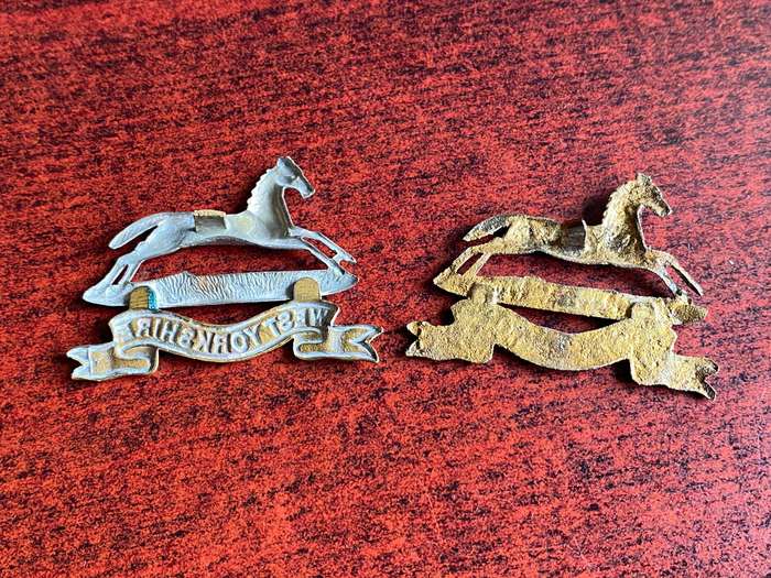 WEST YORKSHIRE REGT.-SLIDERS MISSING- CAP BADGE
