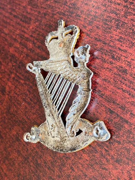 NORTH IRISH BRIGADE HELMET PLATE- 1958-1969-MEASURES 78X53MM- 4 LUGS