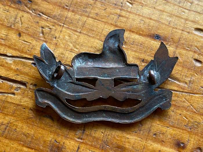 GLOUCESTERSHIRE REGT. CAP BADGE