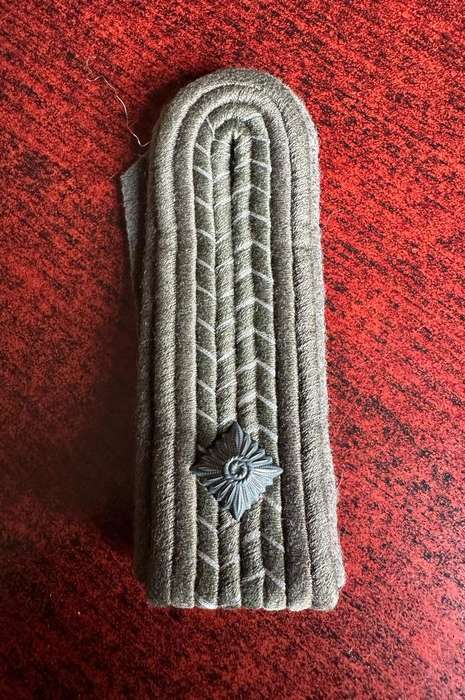 EAST GERMAN RANK BOARD FOR FAHNRICH SCHUTTERSTUCK-FIELD DRESS