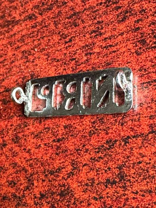 Northern Rhodesia police title (chrome). Worn 1953-1964. Lugs intact.