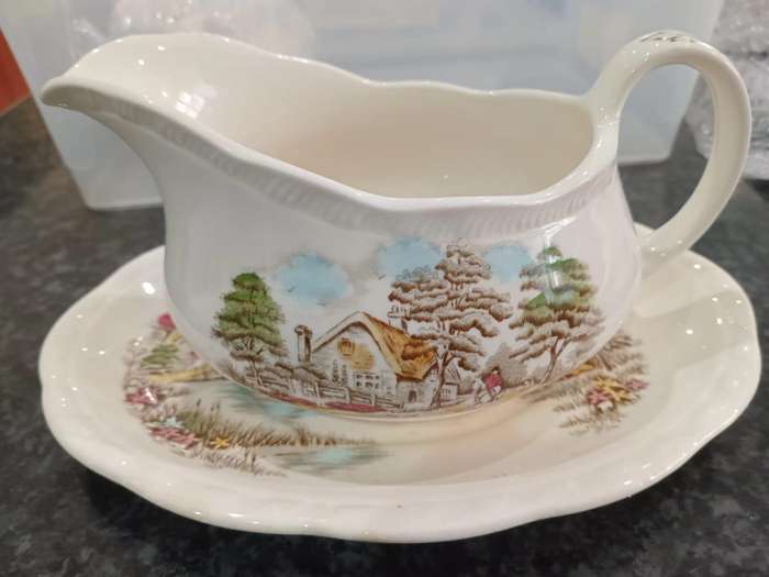 VINTAGE ALFRED MEAKIN GRAVY BOAT AND SAUCER FAMOUS COTTAGES SERIES