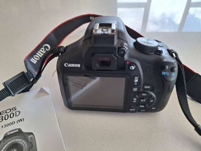 CANON 1300D DSLR CAMERA WITH ZOOM LENS 75-300mm BUNDLE