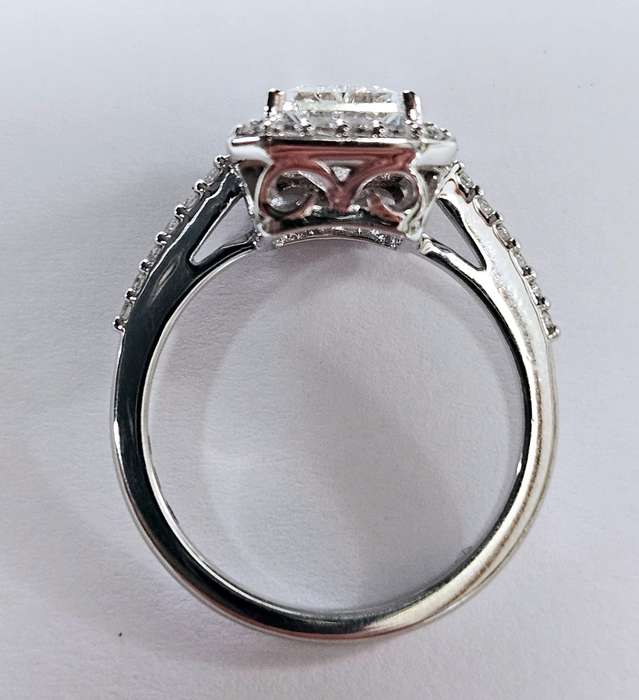 3.01CT DIAMOND RING  (IGI Certified Diamond) G VS2