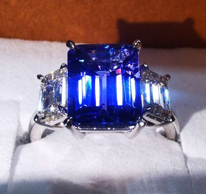 4.86ct Tanzanite & Diamond Ring