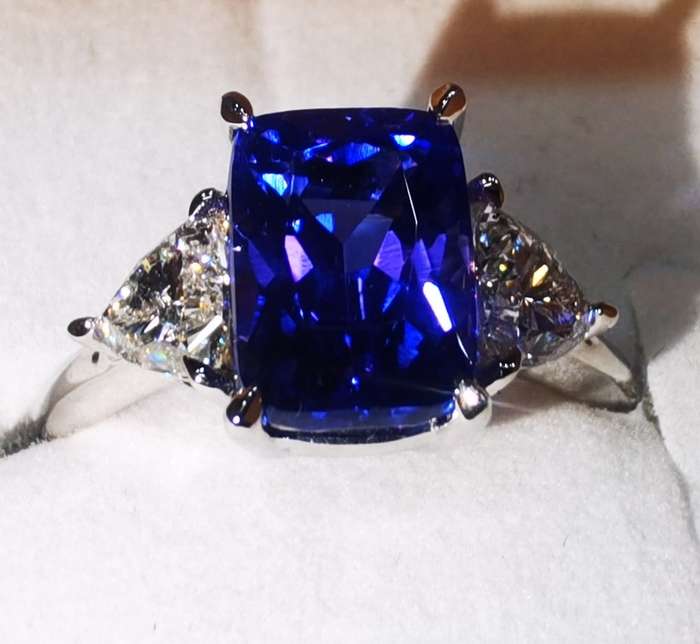 4.5CT TANZANITE & DIAMOND RING