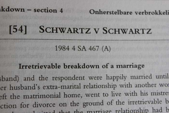 CASEBOOK ON SOUTH AFRICAN FAMILY LAW. VONNISBUNDEL OOR DIE SUID-AFRIKAANSE FAMILIEREG. Cronjé/Heaton