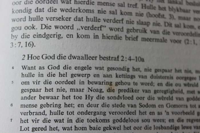 DIE BRIEWE VAN PETRUS. DIE BRIEF VAN JUDAS verklaar deur Dr. E.P. Groenewald.