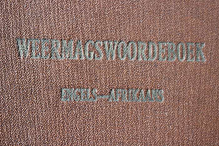 WEERMAGSWOORDEBOEK. Engels-Afrikaans. Die Staatsdrukker Pretoria 1954.