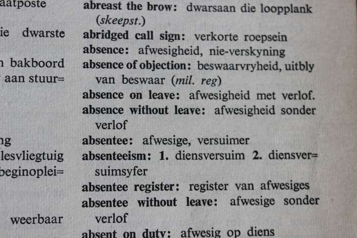 WEERMAGSWOORDEBOEK. Engels-Afrikaans. Die Staatsdrukker Pretoria 1954.