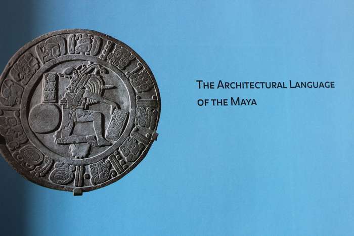 THE MAYA. Palaces and pyramids of the rainforest. Henri Stierlin.