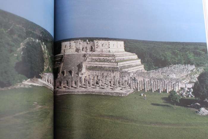 THE MAYA. Palaces and pyramids of the rainforest. Henri Stierlin.