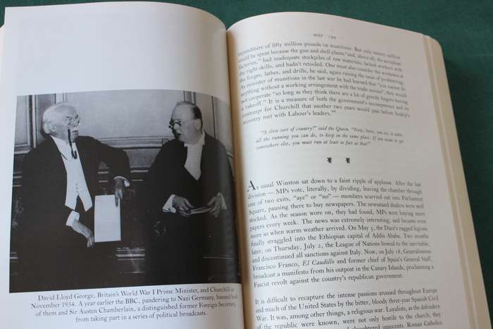 THE LAST LION. Winston Spencer Churchill. ALONE 1932-1940 by William Manchester. (Second Volume)