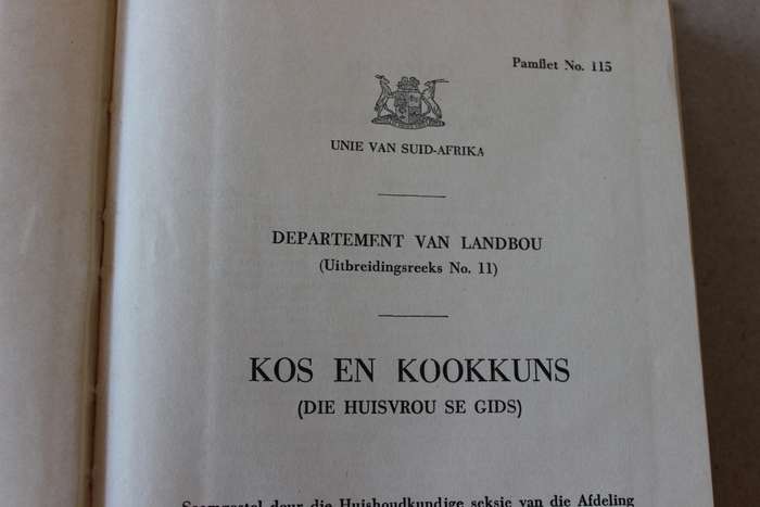 KOS EN KOOKKUNS (Die Huisvrou se Gids) Departement van Landbou (Uitbreidingsreek No 11)