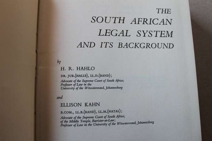 THE SOUTH AFRICAN LEGAL SYSTEM AND ITS BACKGROUND  by H.R. Hahlo and Ellison Kahn