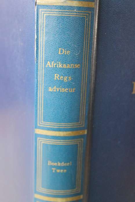 DIE AFRIKAANSE REGSADVISEUR  IN 3 DELE  Uitgegee in 1959 deur Purnell Publications