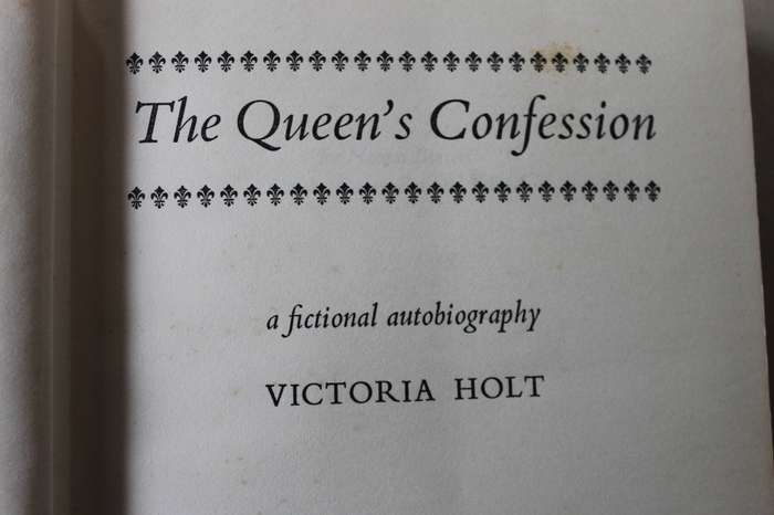 THE QUEEN'S CONFESSION  by Victoria Holt  The Story of Marie Antoinette