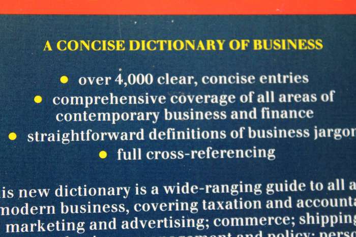 OXFORD REFERENCE: A CONCISE DICTIONARY OF BUSINESS  (Paperback)
