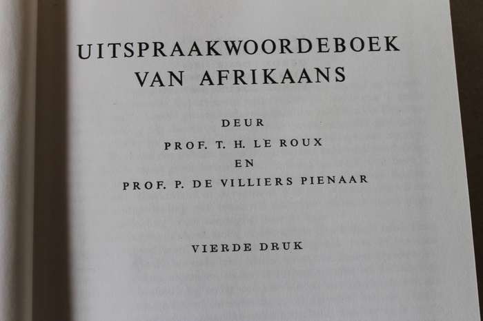 UITSPRAAKWOORDEBOEK VAN AFRIKAANS  deur T. H. Le Roux & P De V Pienaar Vyfde Druk 1967