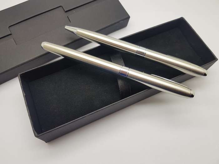 SILVER METAL BALLPOINT AND ROLLERBALL PEN SET 'OPUS' IN PRESENTATION BOX