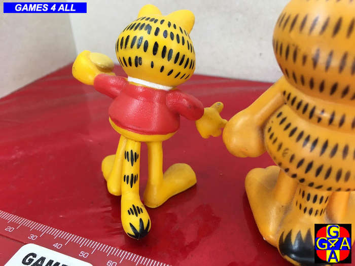 3 Garfield's + 1 Among Us Key Chain