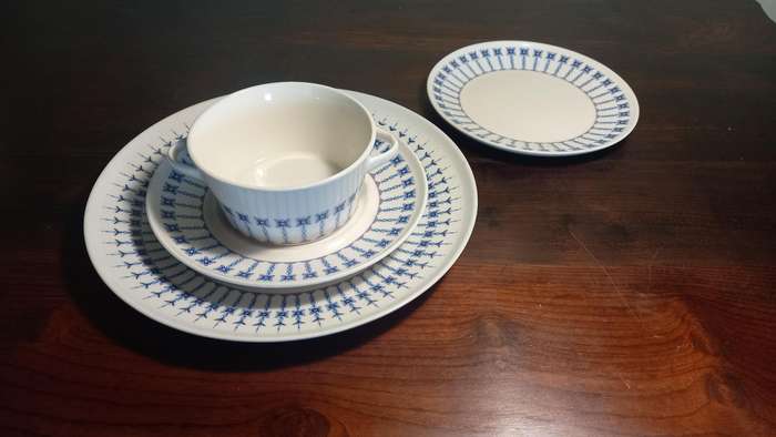 HUGUENOT FINE CHINA - SET OF 4 PLATES, SMALL PLATES AND SOUP BOWLS (WITH UNDER PLATES)