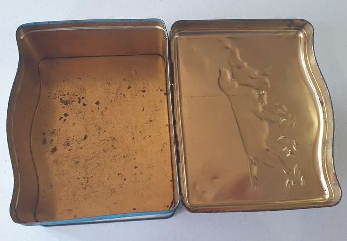 Vinatege dog image tin as per photos