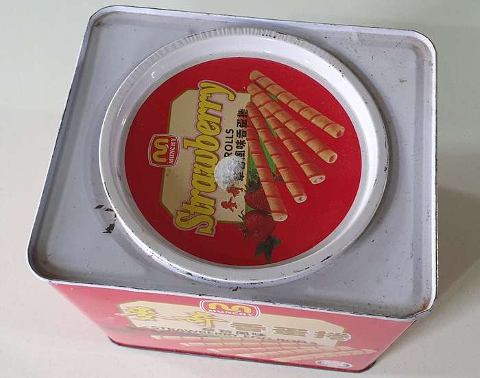 MUNCHY STRAWBERRY EGG ROLLS tin as per photos