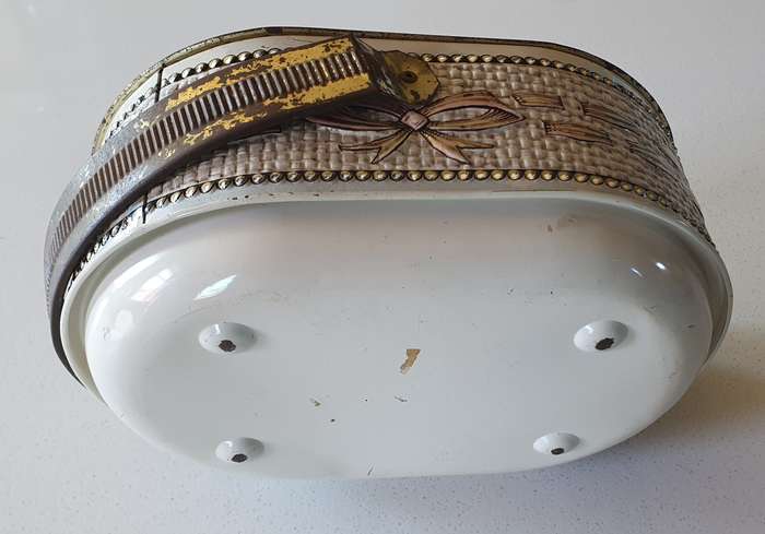 Vintage tin as per photos