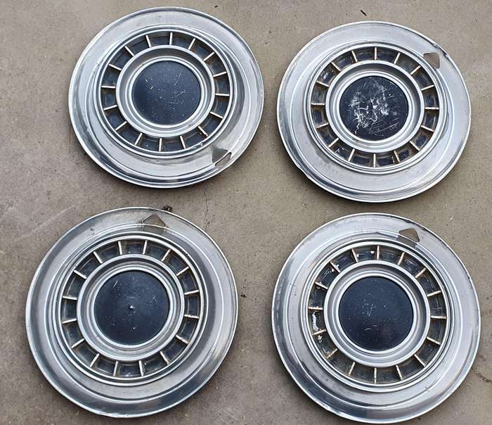 4 Vintage wheel hubcap as per photo