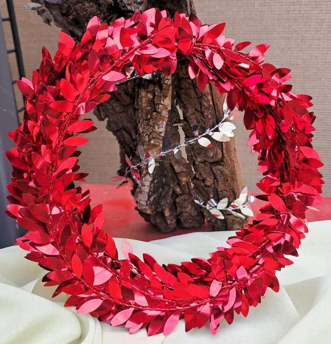 Wired Tinsel Leaves Garland 7m Red