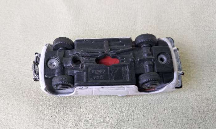 Hongwell MGB Cabriolet 1:72 DAMAGED