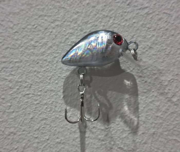 Hard Plastic Fishing Lure Rattle Mini Crankbait Black-back Holographic Silver 1.9g