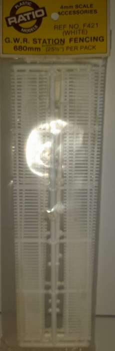 Railway: Station Fencing (680mm) (HO Scale)