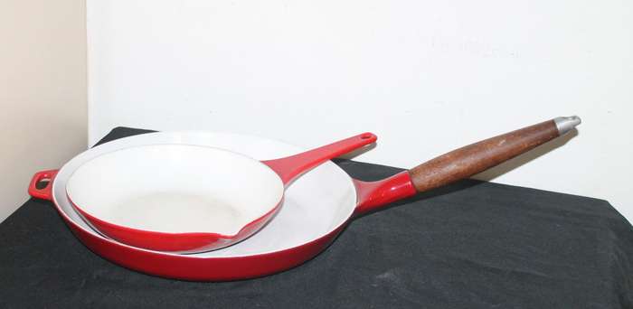 2 cast Iron Frying Pans
