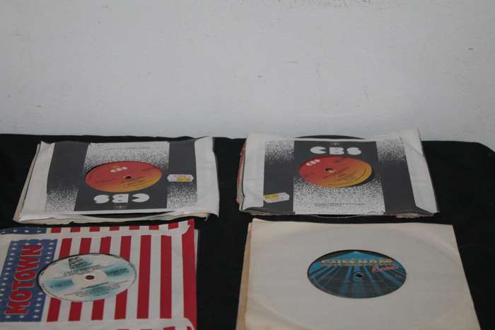 10 7 Singles Lot 6