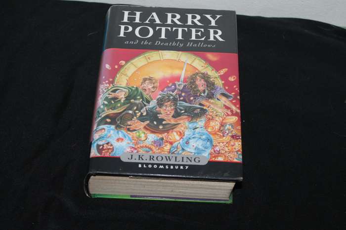 J K Rowling Harry Potter and the deadly Hallow