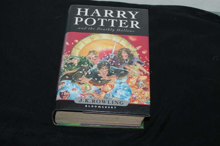 J K Rowling Harry Potter and the deadly Hallow