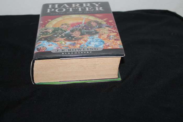 J K Rowling Harry Potter and the deadly Hallow