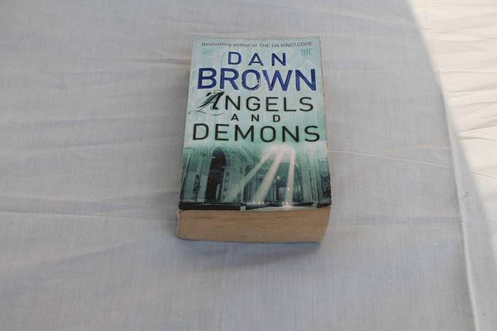 Dan Brown Angels and Demons