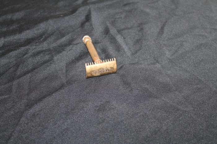 Brass razor