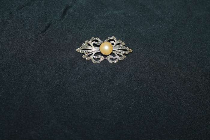 4 Marcasite Brooches and a pair of earrings