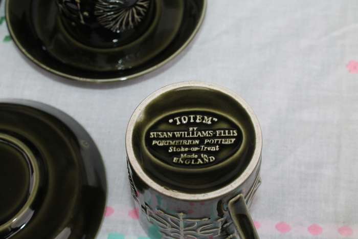 Retro 1960's Totem Susan Williams Ellis 5 Coffee Cups and Saucers