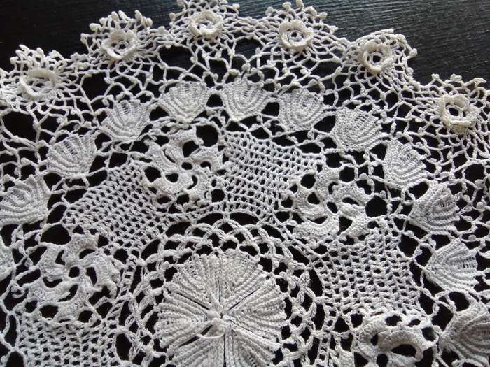 Exquisite hand crocheted doily - about 23cms across