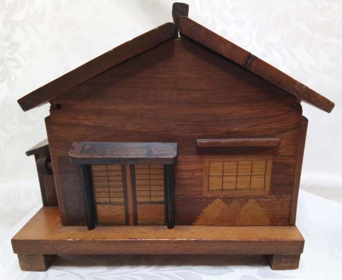 MCM vintage wooden cabin/house musical cigarette dispenser, c. 1950-60's
