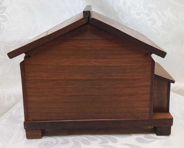MCM vintage wooden cabin/house musical cigarette dispenser, c. 1950-60's