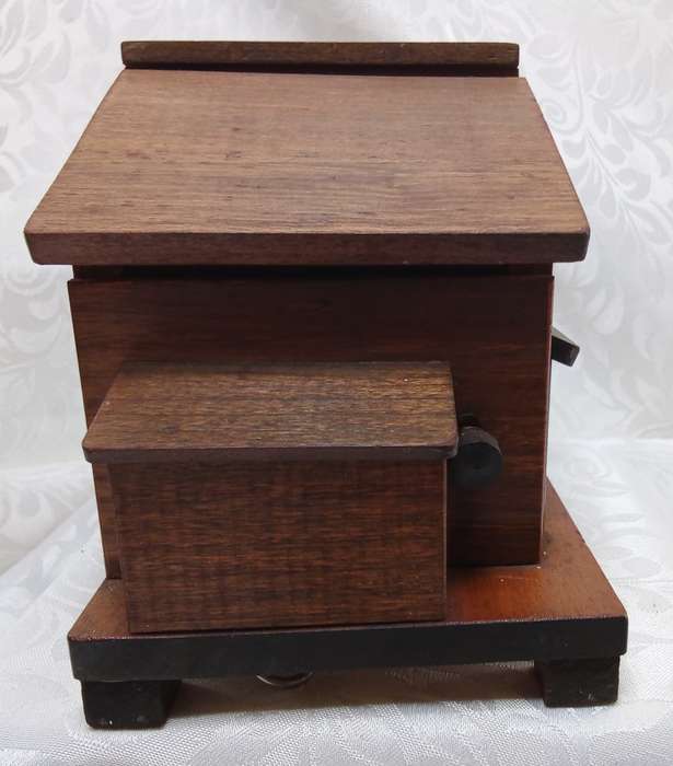 MCM vintage wooden cabin/house musical cigarette dispenser, c. 1950-60's
