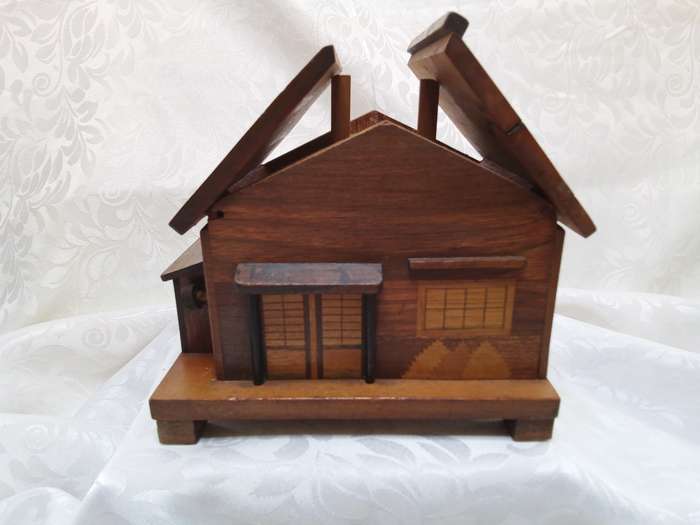 MCM vintage wooden cabin/house musical cigarette dispenser, c. 1950-60's