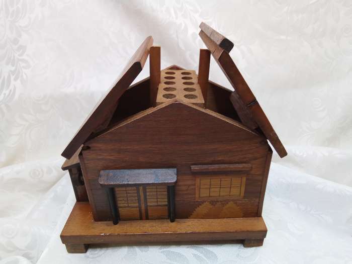 MCM vintage wooden cabin/house musical cigarette dispenser, c. 1950-60's