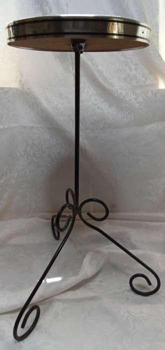 Cute vintage side table in very good condition